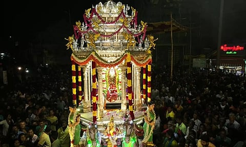 காஞ்சீபுரம் காமாட்சி அம்மன் கோவிலில் வெள்ளி தேரோட்டம்: திரளான பக்தர்கள் பங்கேற்பு