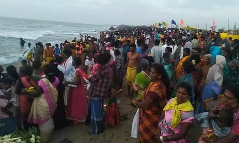 மாமல்லபுரம் கடற்கரையில் இருளர்கள் குவிந்தனர்- 25 ஜோடிகள் திருமணம் செய்தனர்