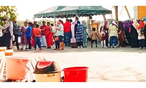 படகு சவாரிக்காக வெயிலில் காத்திருந்த சுற்றுலா பயணிகள்.