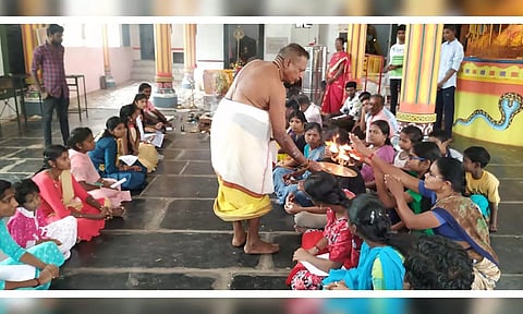 ஹோமத்தில் கலந்து கொண்டவர்களை படத்தில் காணலாம்.