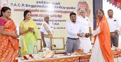 கலை நிகழ்ச்சியில் பங்கேற்ற மாணவிக்கு கலெக்டர் ஜெயசீலன் பரிசு வழங்கினர்.
