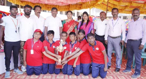 சாம்பியன் பட்டம் வென்ற ரெட்ஹவுஸ் அணிக்கு கோப்பையை தாளாளர் அய்யப்பன் வழங்கினார்.