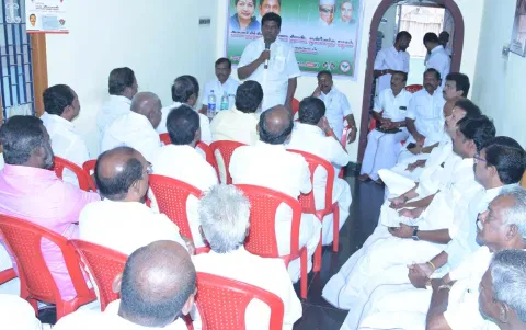 சிவகங்கையில் மாவட்ட செயலாளர் செந்தில்நாதன் தலைமையில்  அ.தி.மு.க. நிர்வாகிகள் ஆலோசனை கூட்டம் நடந்தது.
