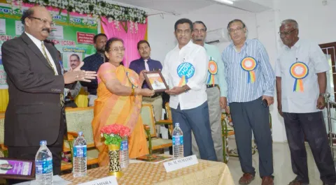 கருத்தரங்கில் பங்கேற்றவர்கள்.
