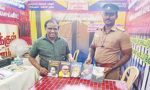 வேலூர் சிறைச்சாலை கைதிகள் படிப்பதற்காக தலைவர்களின் வரலாற்று புத்தகங்களை வழங்கிய குடியாத்தம் நகர மன்ற தலைவர் சவுந்தர்ராஜன்.