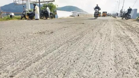 வேலூரில் கிடப்பில் போடப்பட்ட சாலை விரிவாக்க பணி