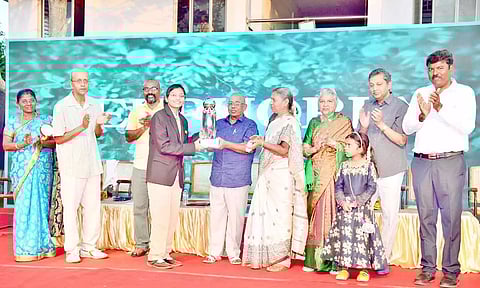 மாணவிக்கு பரிசு வழங்கப்பட்டது.