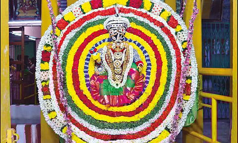 மாசித்திருவிழாவையொட்டி ஊஞ்சல் உற்சவத்தில் கோட்டை மாரியம்மன்