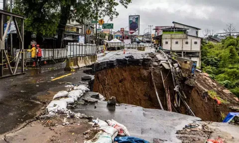 இந்தோனேஷியாவில் பலத்த மழை- நிலச்சரிவில் சிக்கி இதுவரை 11 பேர் பலி