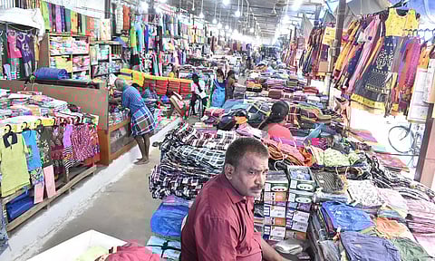 வெளி மாநில வியாபாரிகள் வருகையால் ஈரோடு ஜவுளி சந்தை களை கட்டியது- சில்லரை விற்பனையும் அமோகம்