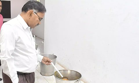 மயிலாடுதுறையில் ஆதி திராவிடர் அரசு கல்லூரி மாணவர் விடுதியில் கலெக்டர் மகாபாரதி திடீர் ஆய்வு செய்த போது எடுத்த படம்.