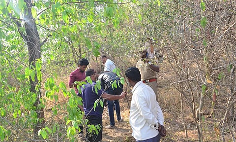 துப்பாக்கிச்சூடு நடந்த இடத்தில் போலீசார் சோதனை செய்த காட்சி.