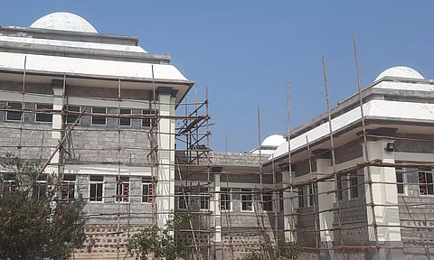 கன்னியாகுமரி கடற்கரை சாலையில் அமைந்துள்ள காமராஜர் மணிமண்டபம் ரூ.8 லட்சம் செலவில் சீரமைக்கும் பணி தொடக்கம்