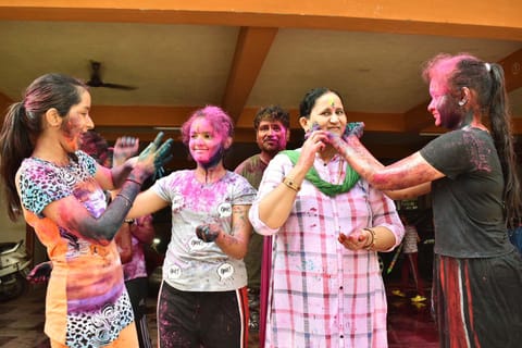 ஈரோட்டில் வடமாநிலத்தவர்கள் ஹோலி பண்டிகை உற்சாக கொண்டாட்டம்