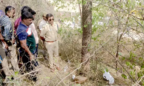 துப்பாக்கிச்சூடு நடந்த இடத்தில் போலீஸ் துணை கமிஷனர் சந்தீஷ் பார்வையிட்டு ஆய்வு செய்த போது எடுத்தப்படம்.