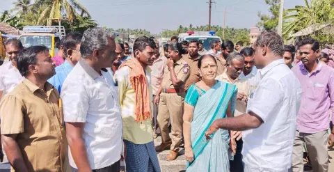 வேகத்தடை அமைக்க வலியுறுத்தி பொதுமக்கள் போராட்டம்