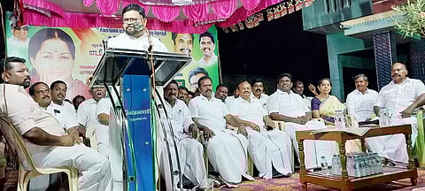 பொதுக்கூட்டத்தில் முன்னாள் அமைச்சர் வைகை செல்வன் பேசினார்.