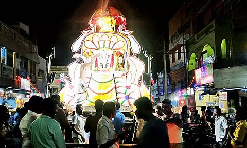 சப்பர வீதி உலா நடைபெற்றபோது எடுத்த படம்.