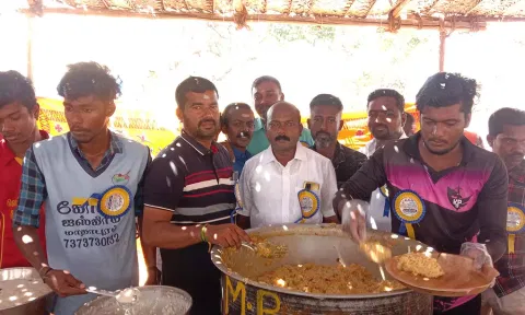 &nbsp;டாக்டர் பா.சிவந்தி ஆதித்தனார் நற்பணி மன்றம் சார்பில் வென்னிமலை முருகன் கோவிலில் பக்தர்களுக்கு அன்னதானம் வழங்கப்பட்டது.