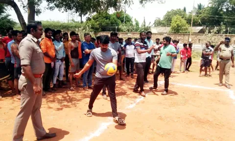 கைப்பந்து போட்டியினை வள்ளியூர் டி.எஸ்.பி. யோகேஷ் குமார் தொடங்கி வைத்தார்.