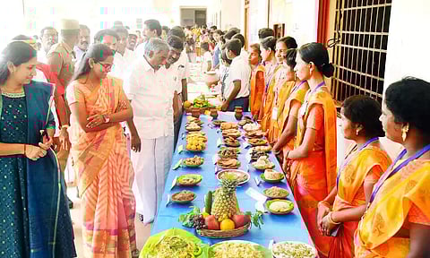 உணவு திருவிழாவை கலெக்டர் சாருஸ்ரீ, பூண்டி கலைவாணன் எம்.எல்.ஏ. ஆகியோர் பார்வையிட்டனர்.