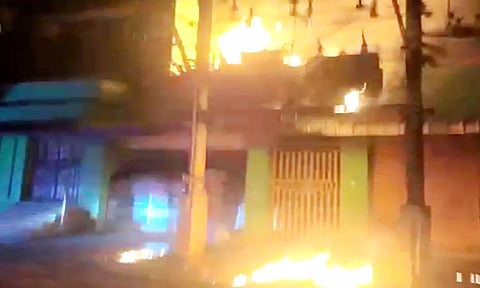 டிரான்ஸ்பார்மர் தீ பற்றி எரிந்த காட்சி.