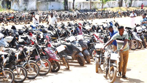 &nbsp;வாகனங்களை ஏலம் எடுத்தவர்கள் ஓட்டி சென்ற காட்சி.