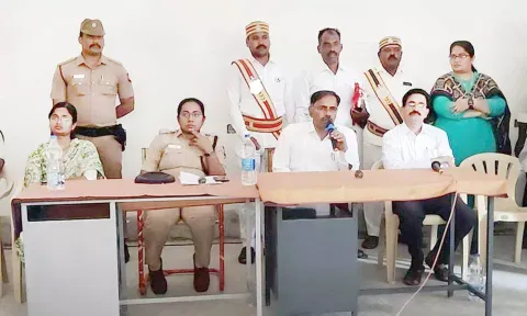 வடமாநில தொழிலாளர்களிடம் கலெக்டர் மகாபாரதி குறைகளை கேட்டறிந்தார்.