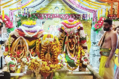 ஓசூர் தேர்பேட்டையில் உள்ள கல்யாண சூடேஸ்வரர் கோவிலில், ஸ்ரீ சந்திர சூடேஸ்வரர், மரகதாம்பாள் மற்றும் விநாயகருக்கு இன்று காலை சிறப்பு பூஜைகள் நடந்தபோது எடுத்த படம்.