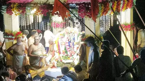 தேன்கனிக்கோட்டை பெரிய ஏரியில் தெப்போற்சவம்