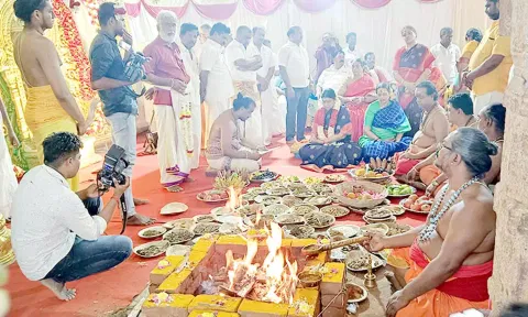 அமிர்தகடேஸ்வரர் கோவிலில் துர்கா ஸ்டாலின் சிறப்பு பூஜைகள் செய்து வழிபட்டார்.