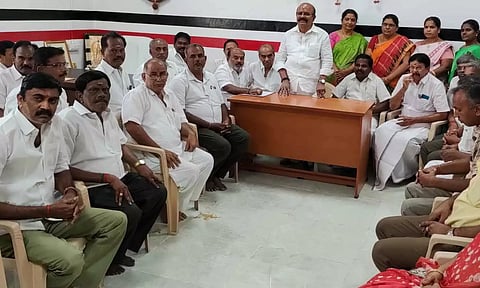 கூட்டத்தில் பொள்ளாச்சி ஜெயராமன் எம்எல்ஏ பேசிய போது எடுத்த படம்.