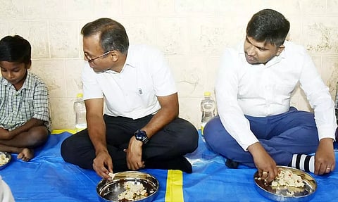 மாணவர்களுடன் அமர்ந்து மாவட்ட கண்காணிப்பு அலுவலர் ஆனந்தகுமார், கலெக்டர் ஜெயசீலன் ஆகியோர் காலை உணவு சாப்பிட்டனர்.