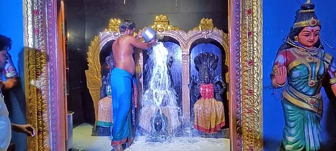 பவுர்ணமி பூஜையை முன்னிட்டு பால் அபிஷேகம் நடைபெற்ற போது எடுத்த படம்.