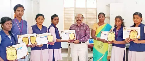 வெற்றி பெற்ற மாணவிகளை படத்தில் காணலாம்