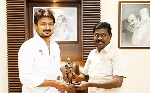 அமைச்சர் உதயநிதி ஸ்டாலினை தென்காசி மாவட்டத்தில் நடைபெறும் தி.மு.க. நிகழ்ச்சிகளில் கலந்து கொள்ள வருமாறு நேரில் அழைப்பு விடுத்த தி.மு.க. மாவட்ட செயலாளர் சிவபத்மநாதன்.