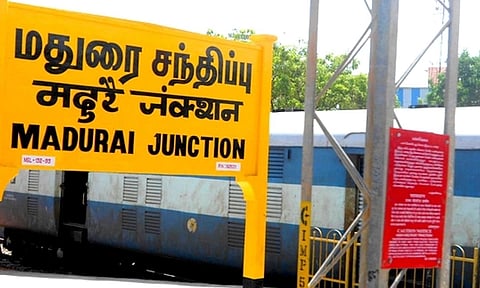 மதுரை வழியாக அனைத்து ரெயில்களும்  இன்று முதல் வழக்கம்போல் இயங்கின- பாதுகாப்பாக இயக்க புதிய தொழில்நுட்பம் அறிமுகம்