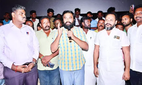 தஞ்சையில் நடிகர் சசிக்குமார் ரசிகர்கள் முன்பு பேசினார்.