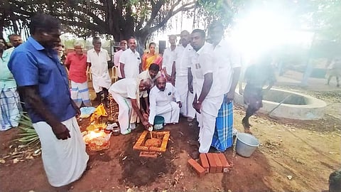 மனோஜ்பாண்டியன் எம்.எல்.ஏ. புதிய மேல்நிலை நீர்த்தேக்க தொட்டி கட்டும் பணிக்கான அடிக்கல்லை நாட்டிய காட்சி.