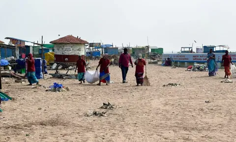 கடலூர் தேவனாம்பட்டினம் கடற்கரை குப்பைகளை அகற்றிய போது எடுத்த படம்