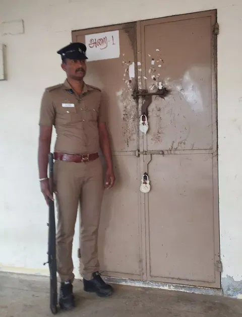 ஈரோடு மாவட்டத்தில் பிளஸ்-2 பொதுத்தேர்வு 105 மையங்களில் நடக்கிறது