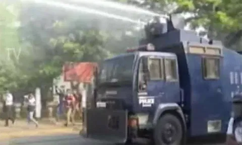 போராட்டம் நடத்திய மாணவர்கள் மீது கண்ணீர் புகை குண்டு வீசி தாக்குதல்- மன்னிப்பு கோரிய காவல்துறை