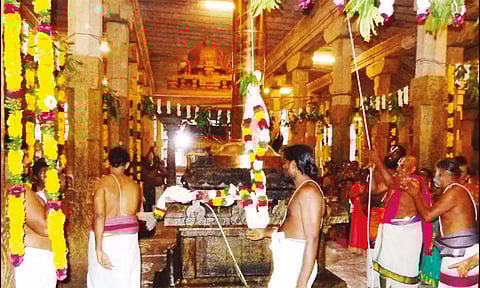 அகோரமூர்த்தி புறப்பாடு நடந்ததையும், சாமி தரிசனம் செய்ய திரண்டிருந்த பக்தர்களையும் படத்தில் காணலாம்.