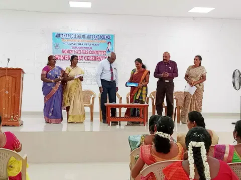 மகளிர் தின விழா நடந்த போது எடுத்த படம்.