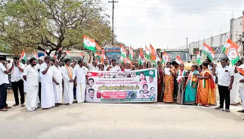 ஆர்ப்பாட்டத்தில் பழனி நாடார் எம்.எல்.ஏ. பேசிய காட்சி.