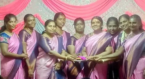 விழாவில் பேரூராட்சி தலைவர் கலாவதி கல்யாணசுந்தரத்திற்கு பெண் கவுன்சிலர்கள் சார்பில் நினைவு பரிசு வழங்கிய போது எடுத்த படம்.