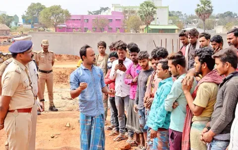 மாவட்ட போலீஸ் சூப்பிரண்டு சாம்சன் வடமாநில தொழிலாளர்களை சந்தித்து பேசிய காட்சி