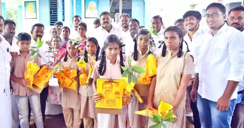 முதல்-அமைச்சர் மு.க.ஸ்டாலின் பிறந்த நாளை முன்னிட்டு பள்ளி மாணவ- மாணவிகளுக்கு கல்வி உபகரணங்கள், மரக்கன்றுகளை தி.மு.க. வடக்கு மாவட்ட செயலாளர் ராஜா 
எம்.எல்.ஏ. வழங்கிய காட்சி.