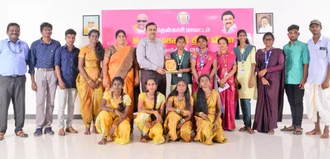 போட்டியில் வெற்றி பெற்றவர்களுக்கு கலெக்டர் துரை ரவிச்சந்திரன் பரிசு வழங்கிய காட்சி
