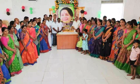 அதிமுக சார்பில் மகளிர் தின கொண்டாட்டம் நடைபெற்ற காட்சி.